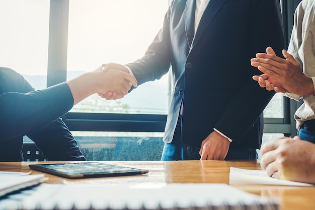 Photo businessmen shaking hands in office