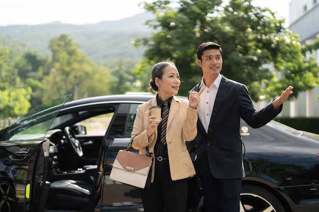 Photo businessmen shaking hands while standing on road