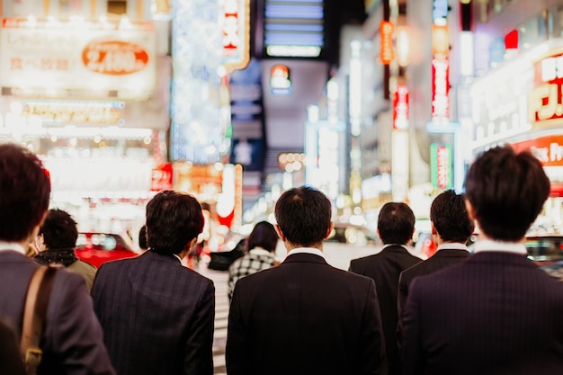 Foto uomini d'affari a shinjuku tokyo giappone