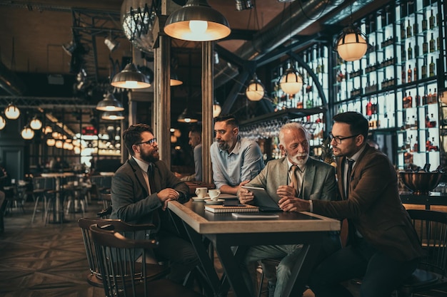 Photo businessmen socializing at the bar