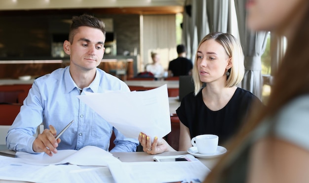 Photo businessmen stady documents in cafe