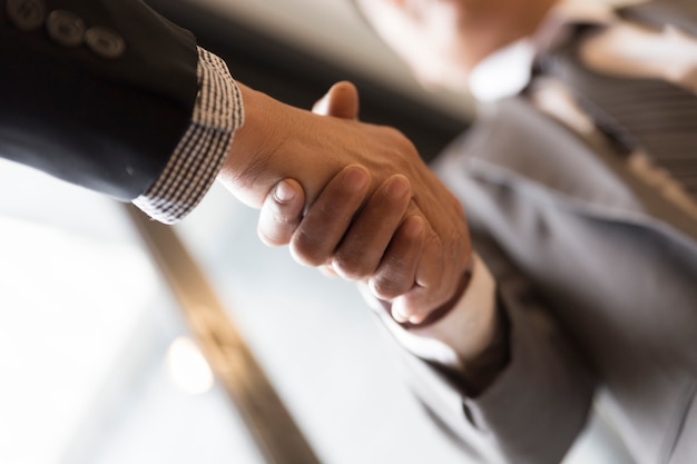 Photo businessmen in suit shaking hands