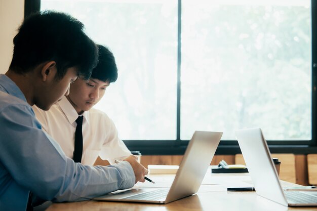 写真 ビジネスマンのチームワーク