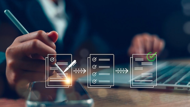 ビジネスマンはオンラインで承認された無紙品質保証とERP管理のための仮想スクリーンドキュメントで正しいサインマークをチェックします コンセプトを準備しチェックし承認します 文書管理無紙