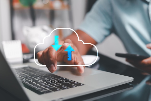 ビジネスマンはラップトップを使用して、デジタルビジネスとクラウドのクラウドストレージを介してコンピューティングを保護します