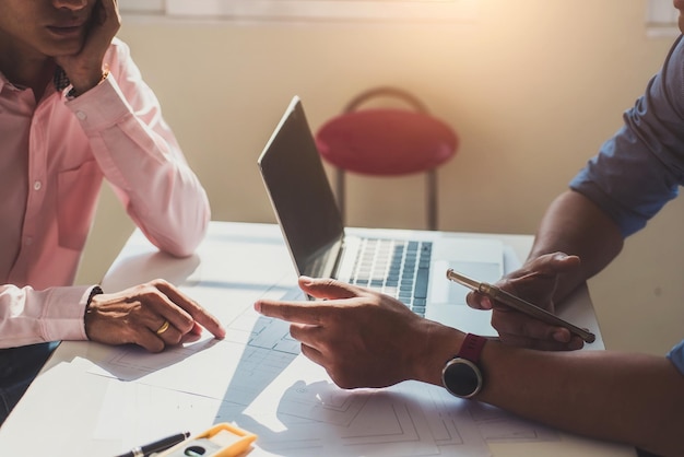 Photo businessmen using phone at desk in office