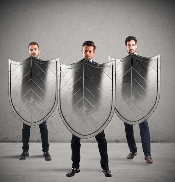 Бизнесмены со щитами. концепция защиты и защиты в деловом мире