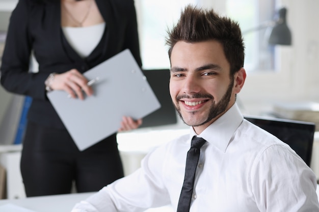 Foto gli uomini d'affari lavorano in ufficio con l'assistente