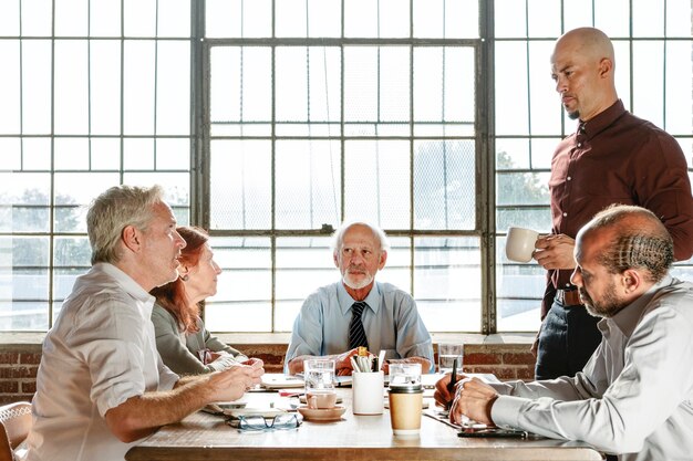 Persone d'affari che fanno brainstorming in una riunione