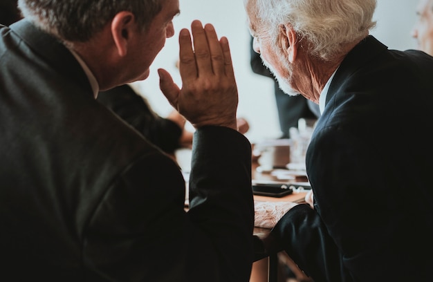 Photo businesspeople in a business meeting