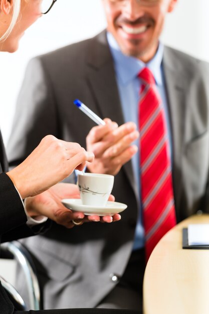 営業所のビジネスマンはコーヒーを飲む