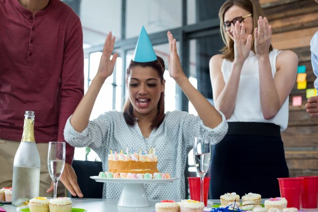 Persone di affari che celebrano il compleanno dei loro colleghi