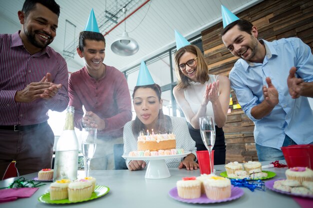 Photo businesspeople celebrating their colleagues birthday