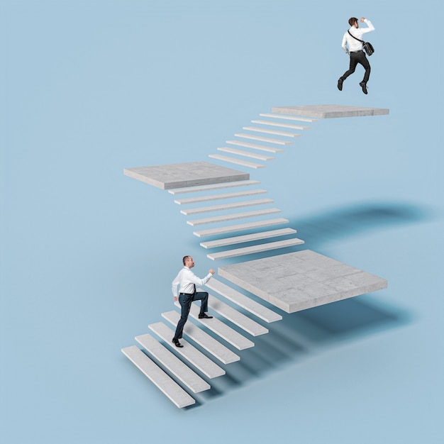 Бизнесмены поднимаются по лестнице, ведущей к успеху. человек сверху прыгает от радости