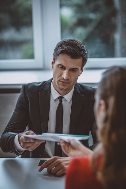 Persone di affari che hanno una riunione in ufficio