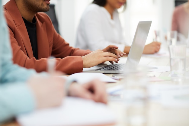 Photo businesspeople in meeting close up