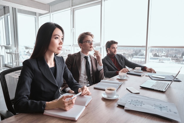 Uomini d'affari in ufficio che lavorano insieme seduti per una conferenza