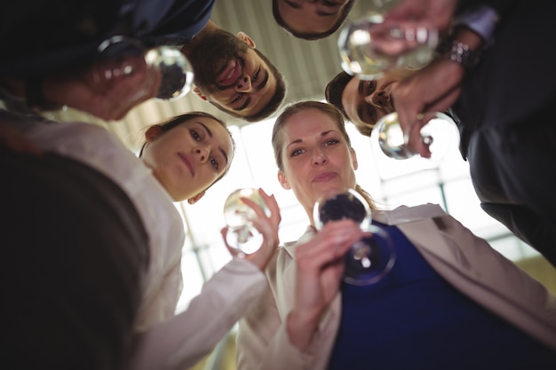 Foto persone di affari che tostano bicchieri di champagne