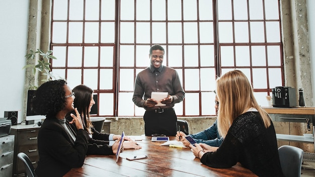 Photo businesspeople working in a meeting room