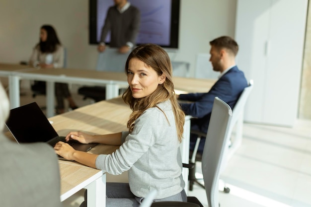 Foto uomini d'affari che lavorano in squadra in ufficio