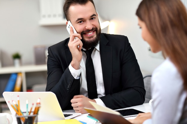 Photo businesspeople working together in office