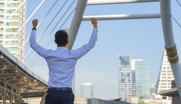 Foto l'uomo d'affari festeggia per il suo successo