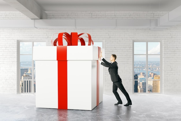 Photo businessperson pushing present box