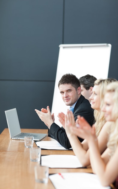 Photo businessteam at a presentation clapping