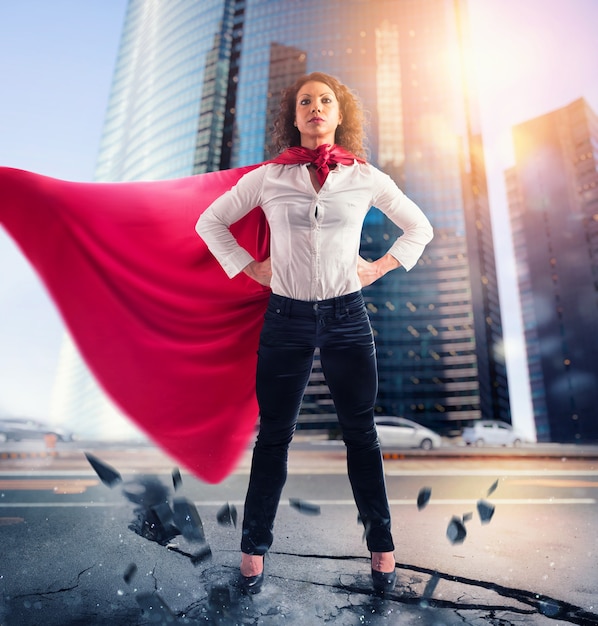 Фото Деловая женщина действует как супергерой. концепция успеха и решимости