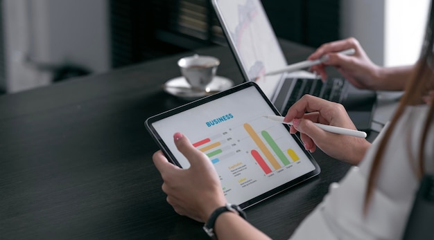 Officex9의 태블릿에서 투자 및 마케팅 분석 계획을 말하는 사업가 고문 비즈니스 사람들