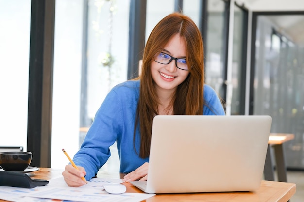 Photo businesswoman analyse investment marketing data