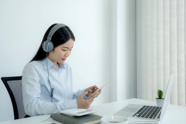 Businesswoman analysis the chart and meeting Video Conferencing with laptop at the home office for setting challenging business goals And planning to achieve the new target.