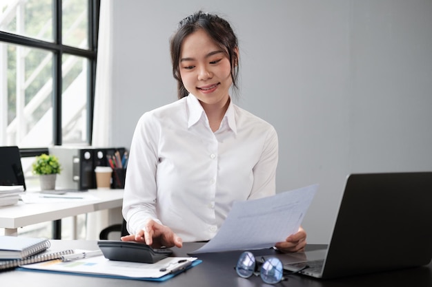 사업가 여성은 이익과 성장을 창출하기 위해 회사의 성과 그래프를 분석합니다. 사업 분석과 전략 개념