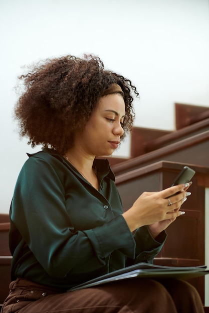 Photo businesswoman answering text messages