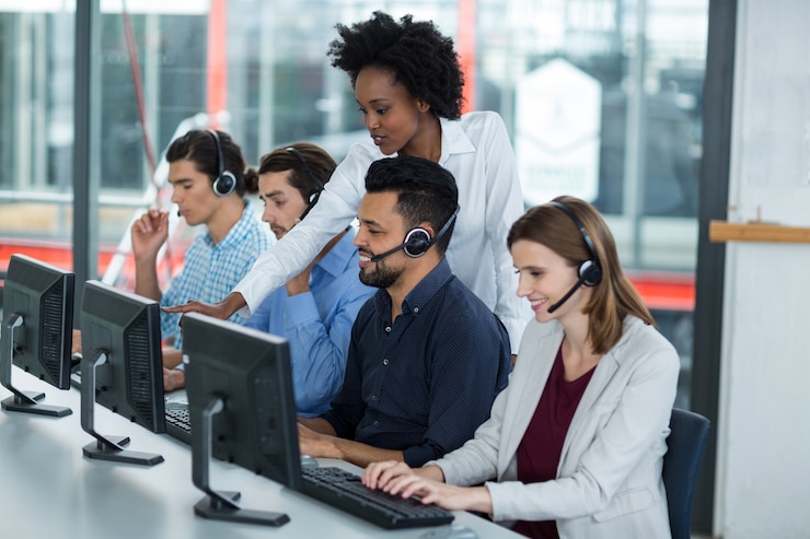 Photo businesswoman assisting her colleagues while working on computer