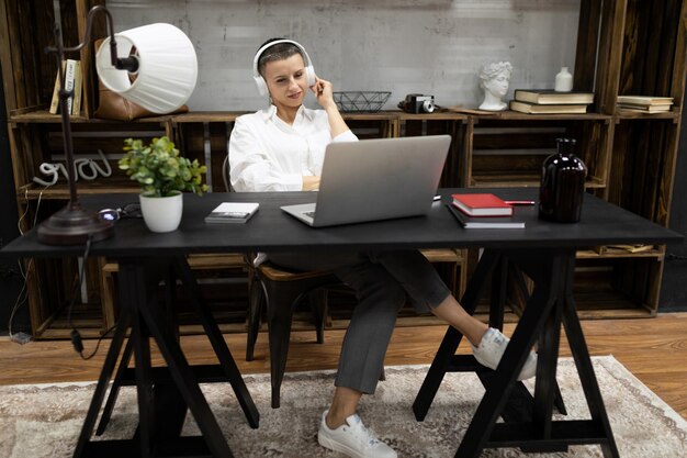 Photo businesswoman broker working on a deal while sitting in the office