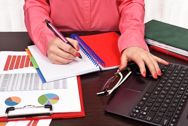 Photo businesswoman checking budget