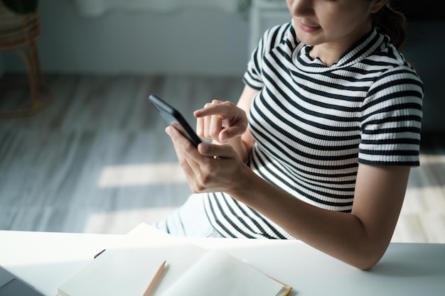 Foto una donna d'affari completa kyc utilizzando un programma di banking online per aprire un conto di risparmio digitale la definizione di sicurezza informatica