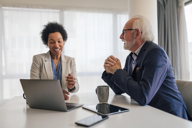 Photo businesswoman discussing business plan with senior manager during meeting