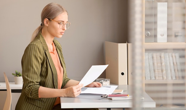 Photo businesswoman enjoying day at the office