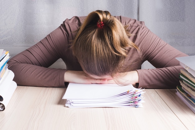 Деловая женщина чувствует стресс от работы в домашнем офисе