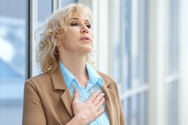 Premium Photo Businesswoman Feels Pain In Heart Area Near Glass Building heart-attack-diagram