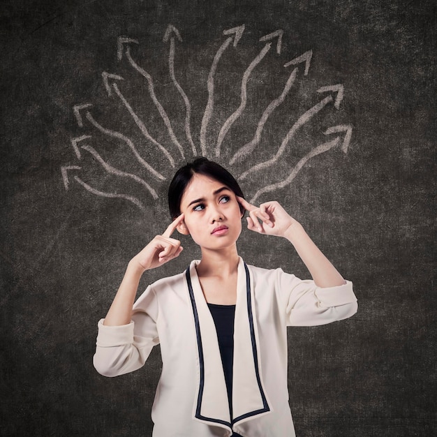 Photo businesswoman full of doubts