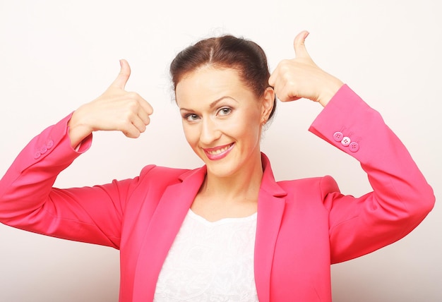 Photo businesswoman gives thumb up