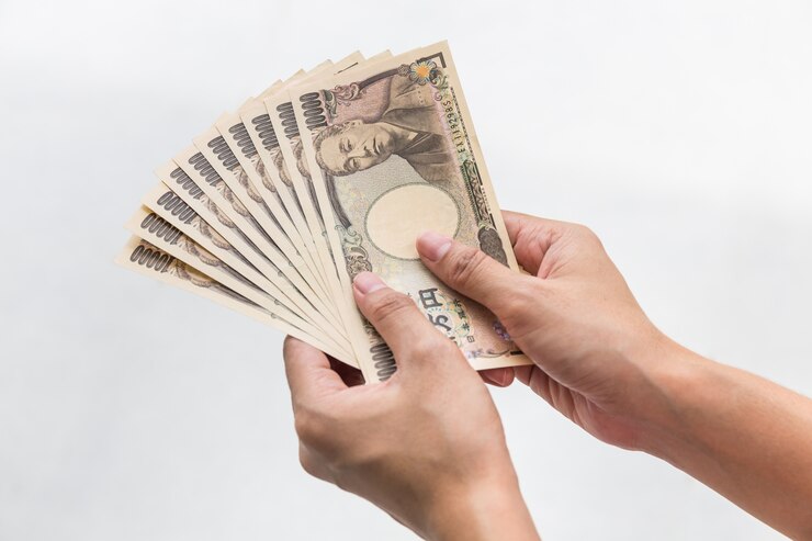Photo ビジネスマン、お金を渡して、手に10,000円のお金を持って