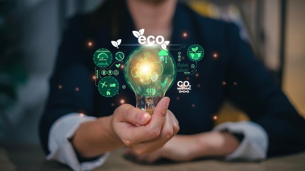 仮想画面に ESG アイコンが付いた電球を持っている実業家の手 ESG 環境社会および企業統治の概念 x9