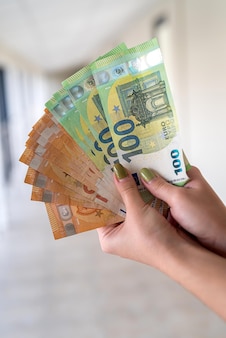 Le mani della donna di affari tengono le banconote in euro. concetto di finanza