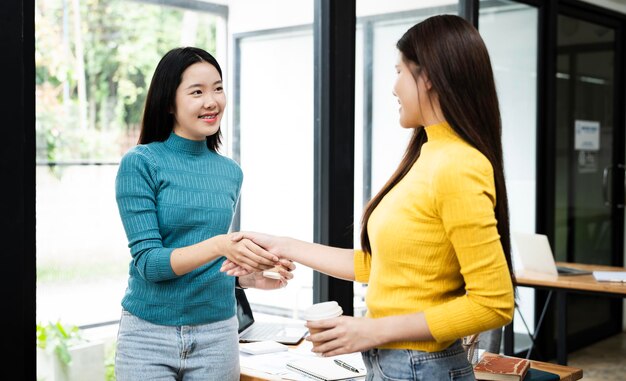 Photo businesswoman handshake and business people successful business concept