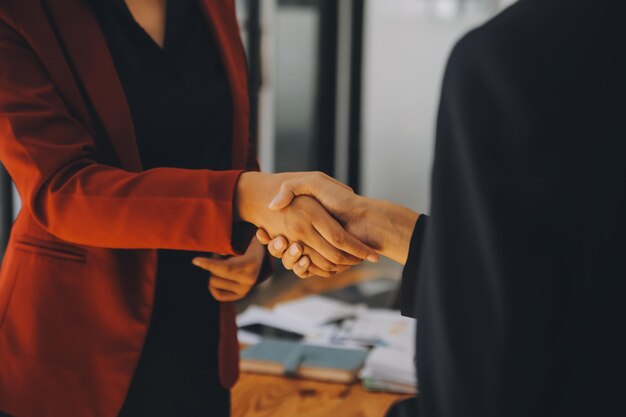 Foto stretta di mano da donna d'affari e uomini d'affare concetto di stretta di mano commerciale di successo