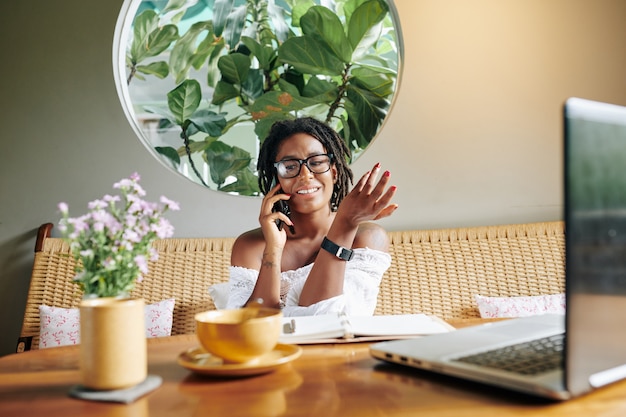 Photo businesswoman has a conversation on the phone